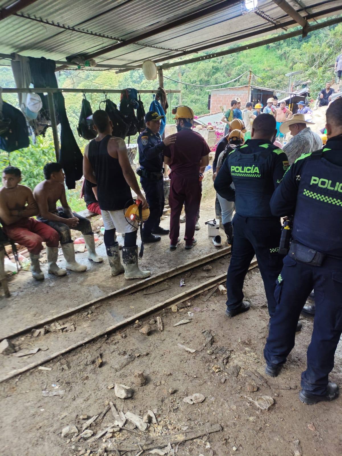 Las autoridades y mineros afuera de la mina donde fallecieron dos trabajadores en la vereda Echandía, en Marmato, Caldas. Foto: Facebook Bomberos Marmato.