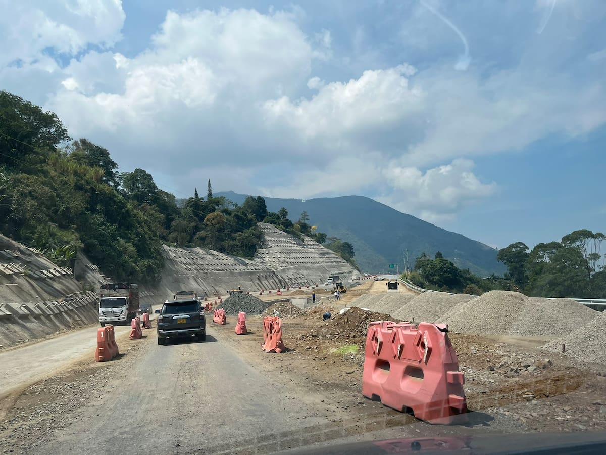 Billones de pesos después, el suroeste de Antioquia se sigue moviendo en una vía mala