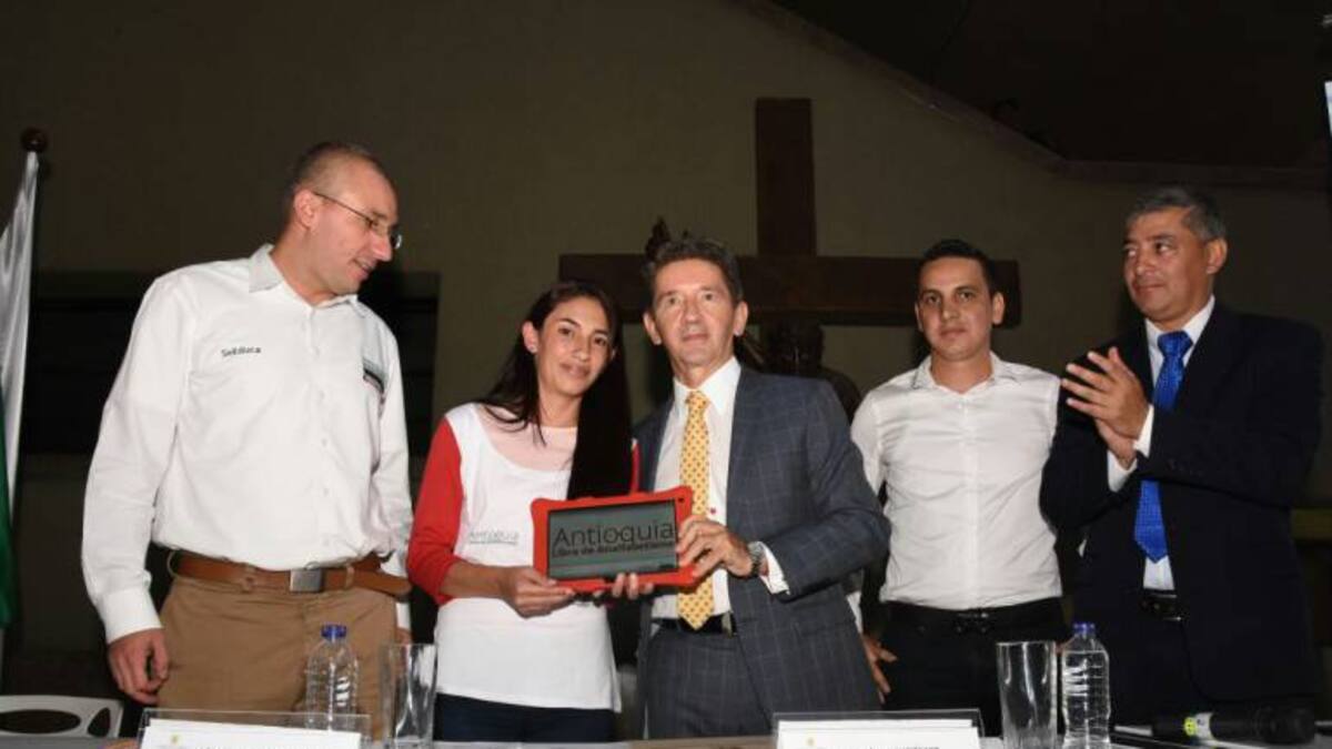 Gobernación firma pacto para una "Antioquia libre de analfabetismo"