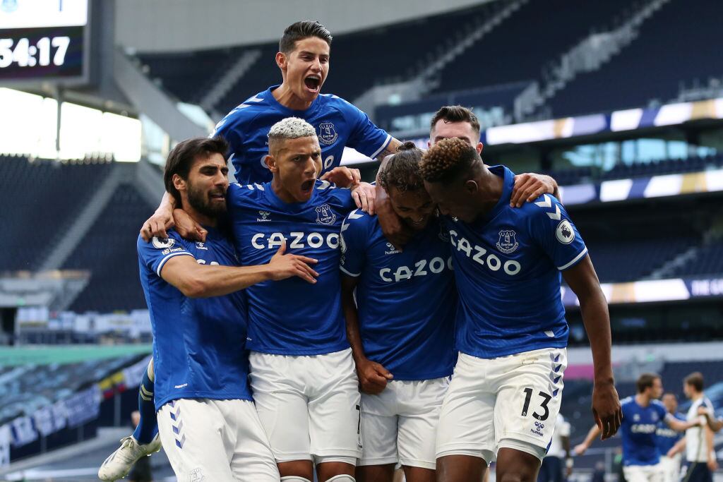 Celebración de un gol del Everton con James Rodríguez, Richarlison y Yerry Mina (Photo by Alex Pantling/Getty Images)