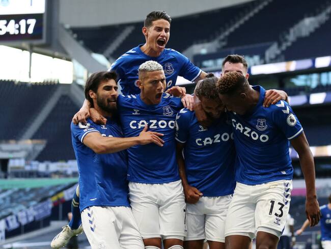 Celebración de un gol del Everton con James Rodríguez, Richarlison y Yerry Mina (Photo by Alex Pantling/Getty Images)