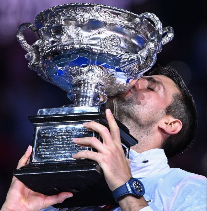 Novak Djokovic levanta su décimo trofeo del Abierto de Australia / Twitter: @AustralianOpen