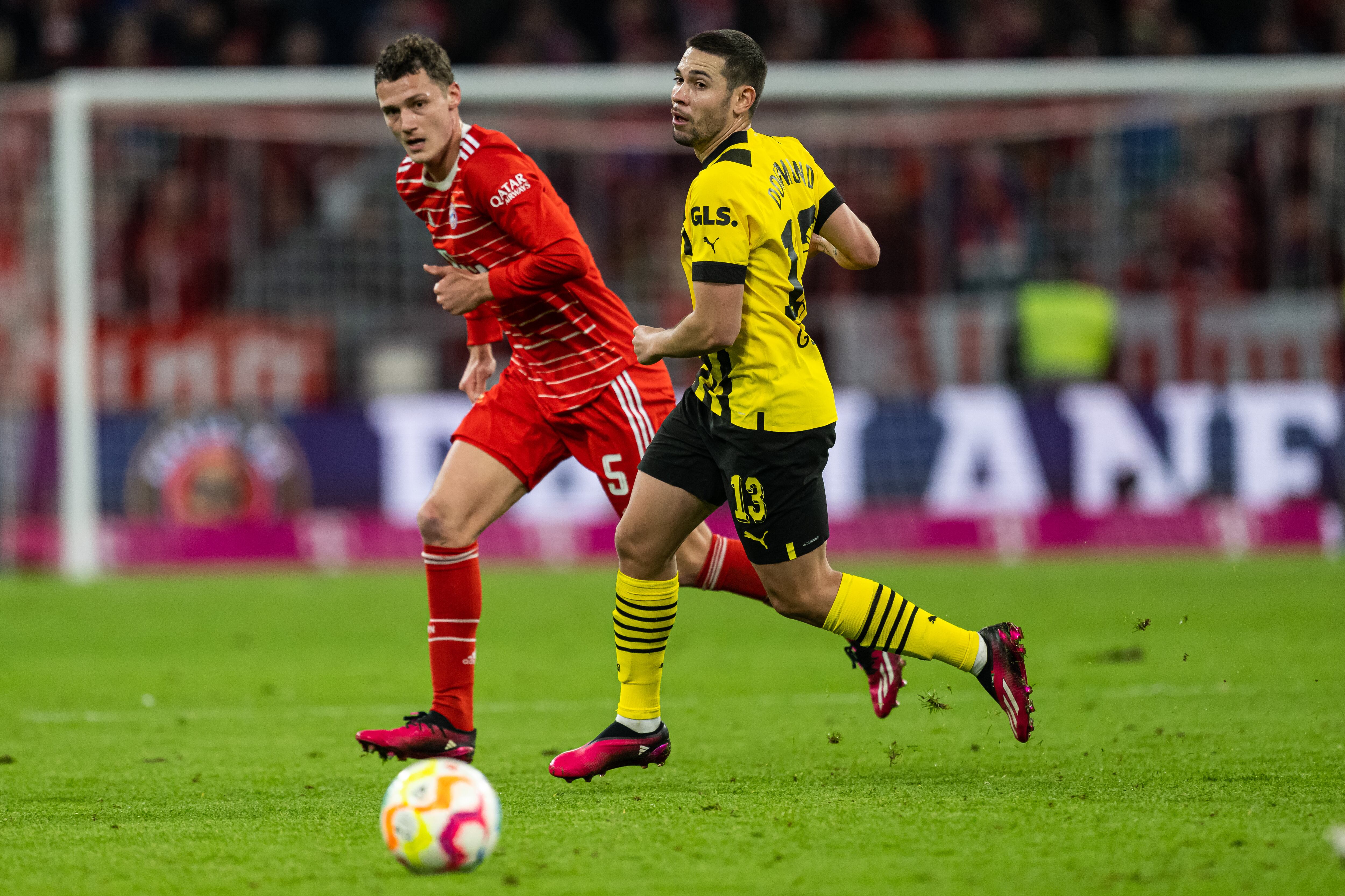 Duelo entre Borussia Dortmund y Bayern Munich. (Photo by Markus Gilliar - GES Sportfoto/Getty Images)