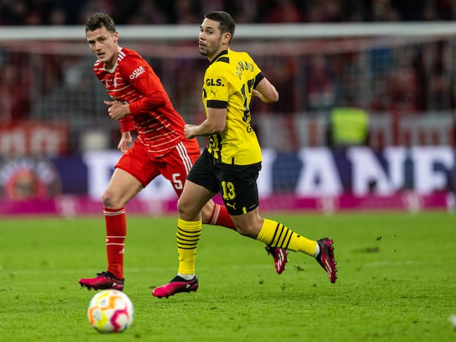 Duelo entre Borussia Dortmund y Bayern Munich. (Photo by Markus Gilliar - GES Sportfoto/Getty Images)