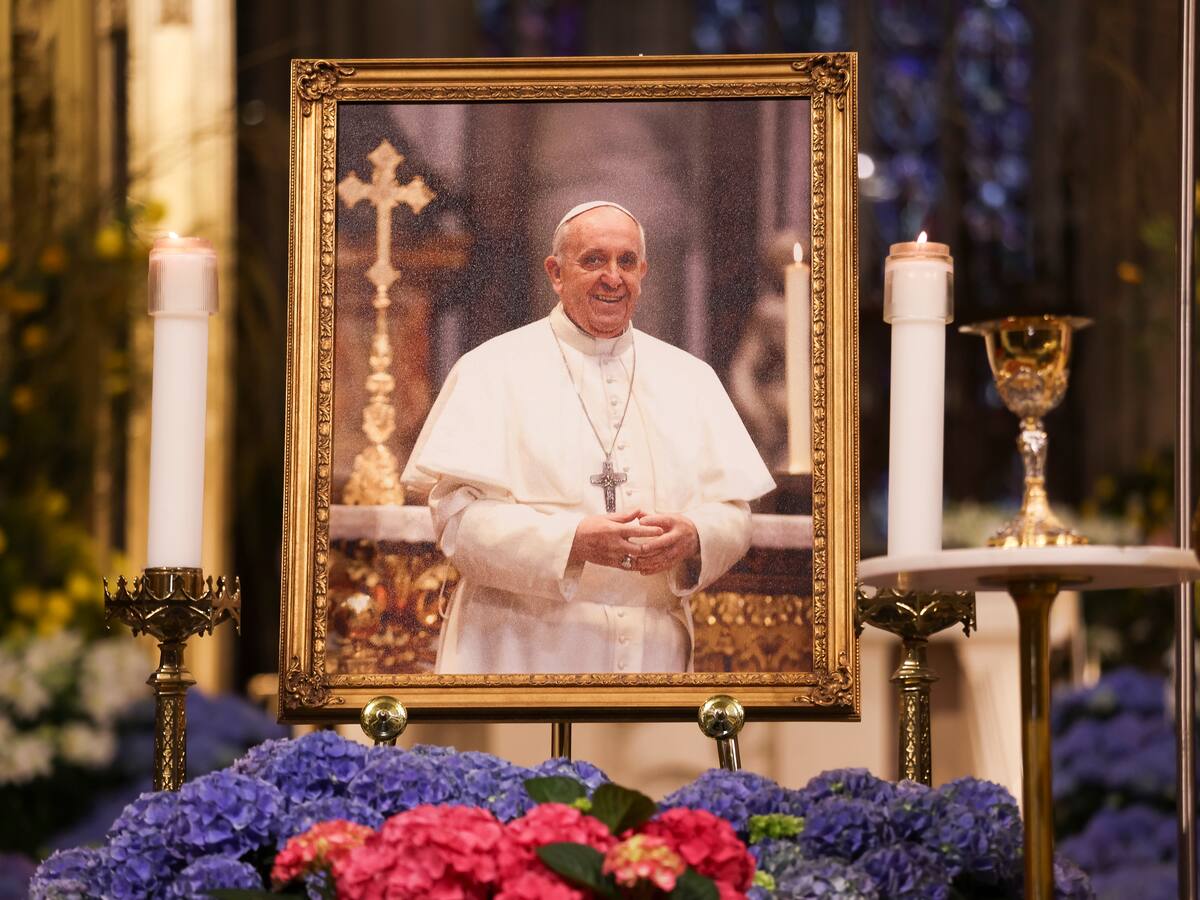 Así reaccionan artistas del mundo, Italianos y Argentinos por la muerte del Papa Francisco.