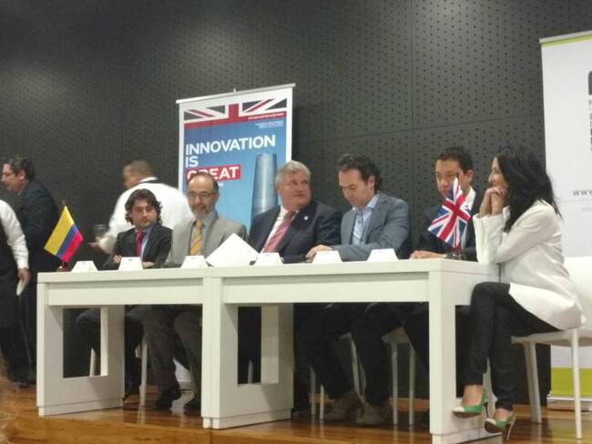 Ministro y embajador de Reino Unido en firma del convenio con Medellín. 