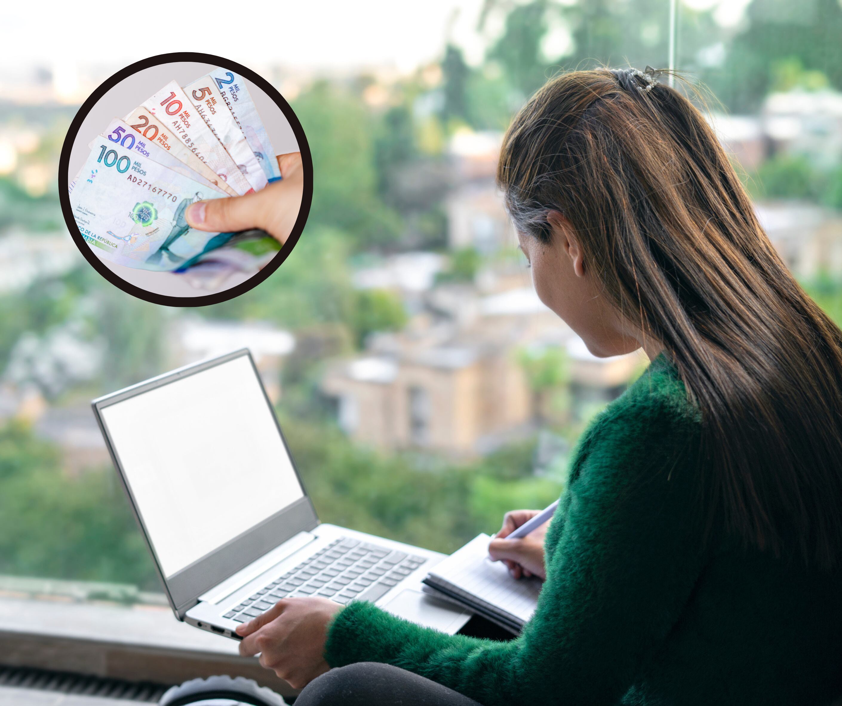 Mujer anotando información en un cuaderno mientras sostiene un portátil junto a unos billetes (Getty Images)