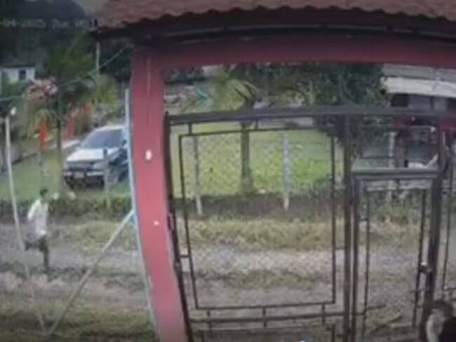 Pantallazo de una cámara de seguridad en que el presunto victimario persigue a la menor huyendo a una casa vecina.