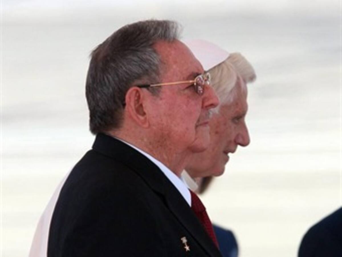 Raúl Castro destaca la estrecha relación con la Santa Sede en bienvenida al papa