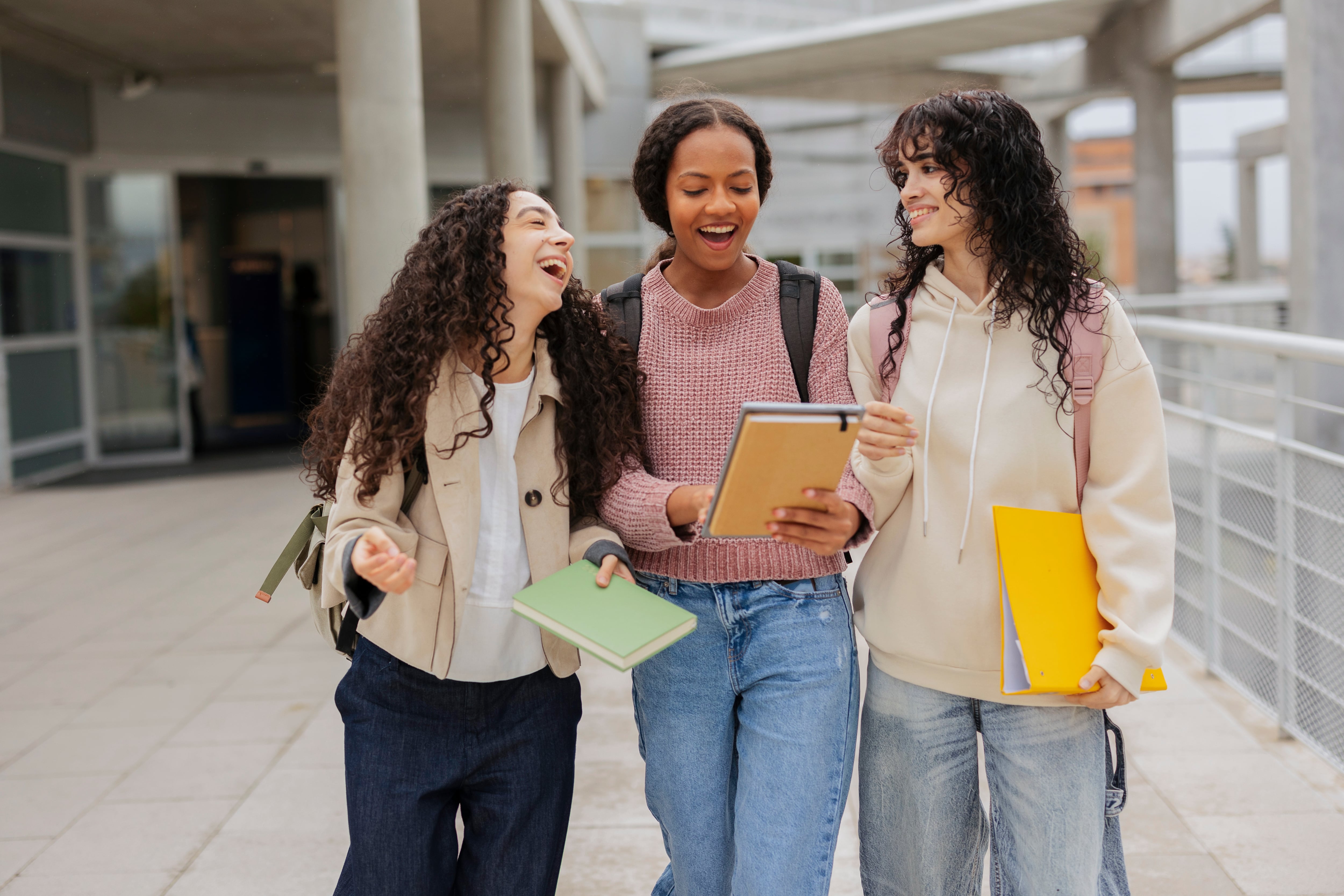 En esta oportunidad se ofrecen 150 cupos para que trabajadores puedan estudiar al mismo tiempo con becas del 90%. Getty Images