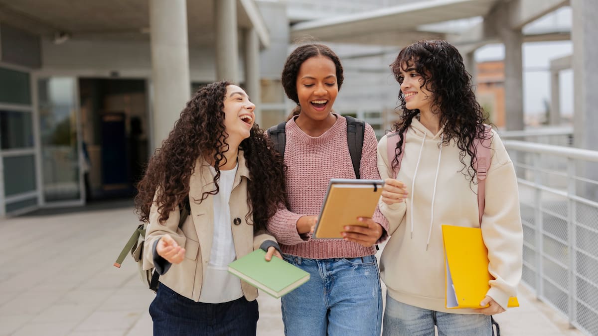 Oportunidad para trabajadores que desean estudiar pregrados, hay becas del 90%: Así puede aplicar
