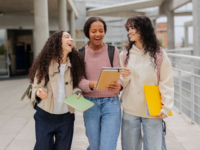 En esta oportunidad se ofrecen 150 cupos para que trabajadores puedan estudiar al mismo tiempo con becas del 90%. Getty Images