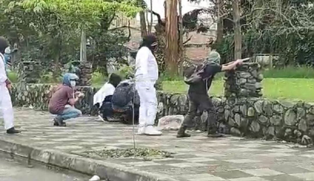 Fueron lanzados artefactos explosivos improvisados que generaron pánico y zozobra en el sitio