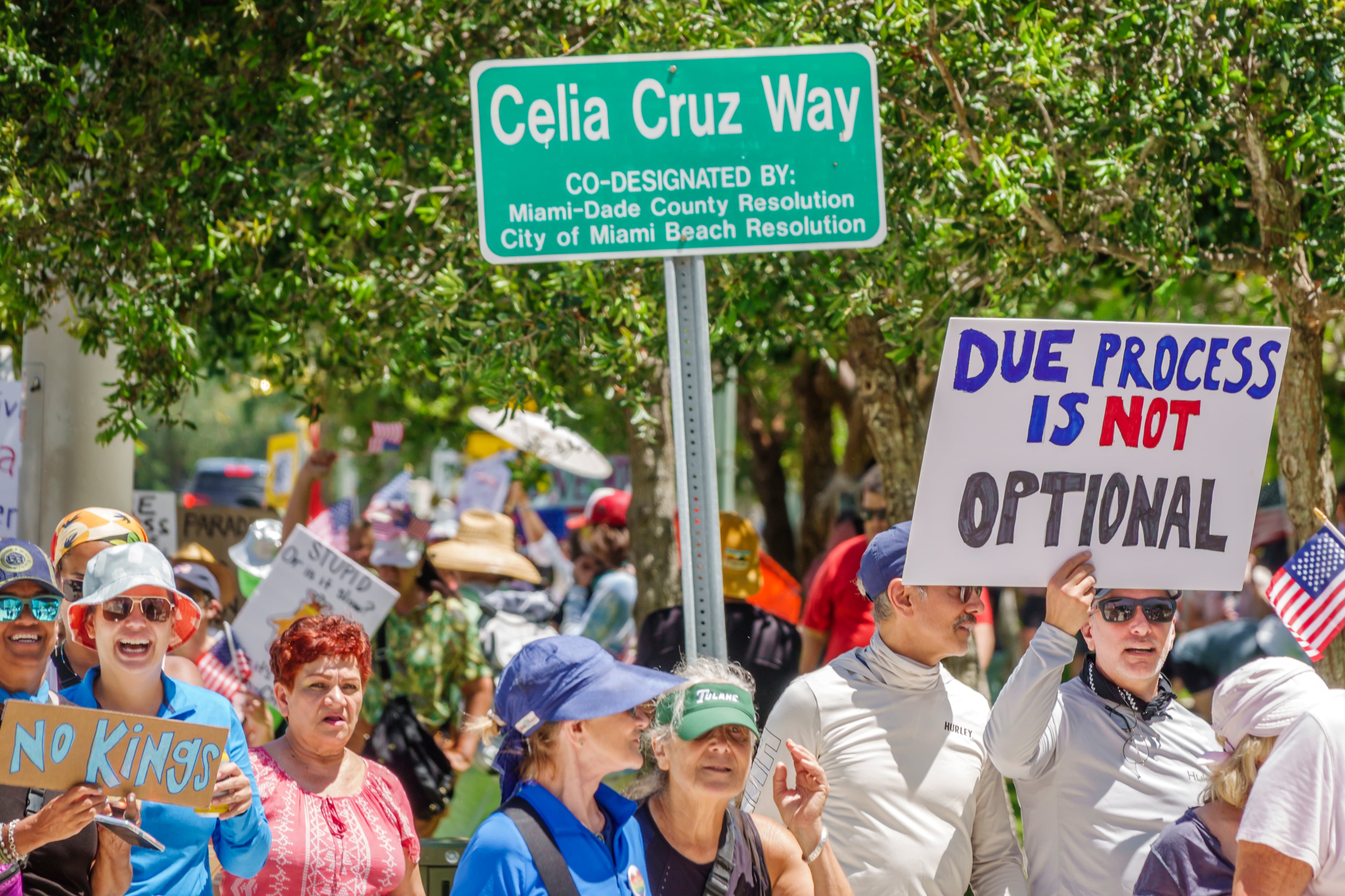 Manifestaciones contra las presiones sobre migrantes y sobrepaso de funciones por parte de miembros de la Administración Trump en Miami Beach, Florida.
(Foto: Jeffrey Greenberg/Universal Images Group via Getty Images)