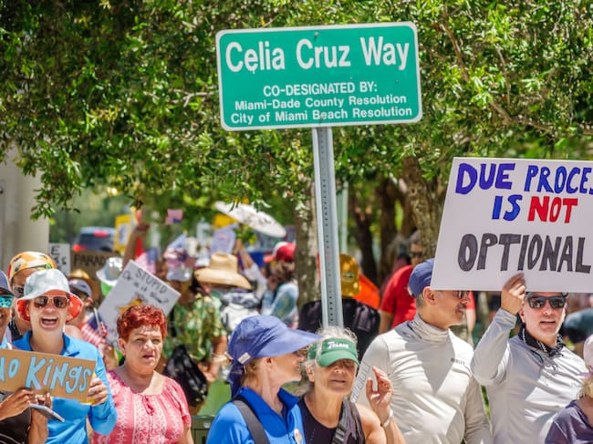 Manifestaciones contra las presiones sobre migrantes y sobrepaso de funciones por parte de miembros de la Administración Trump en Miami Beach, Florida.
(Foto: Jeffrey Greenberg/Universal Images Group via Getty Images)