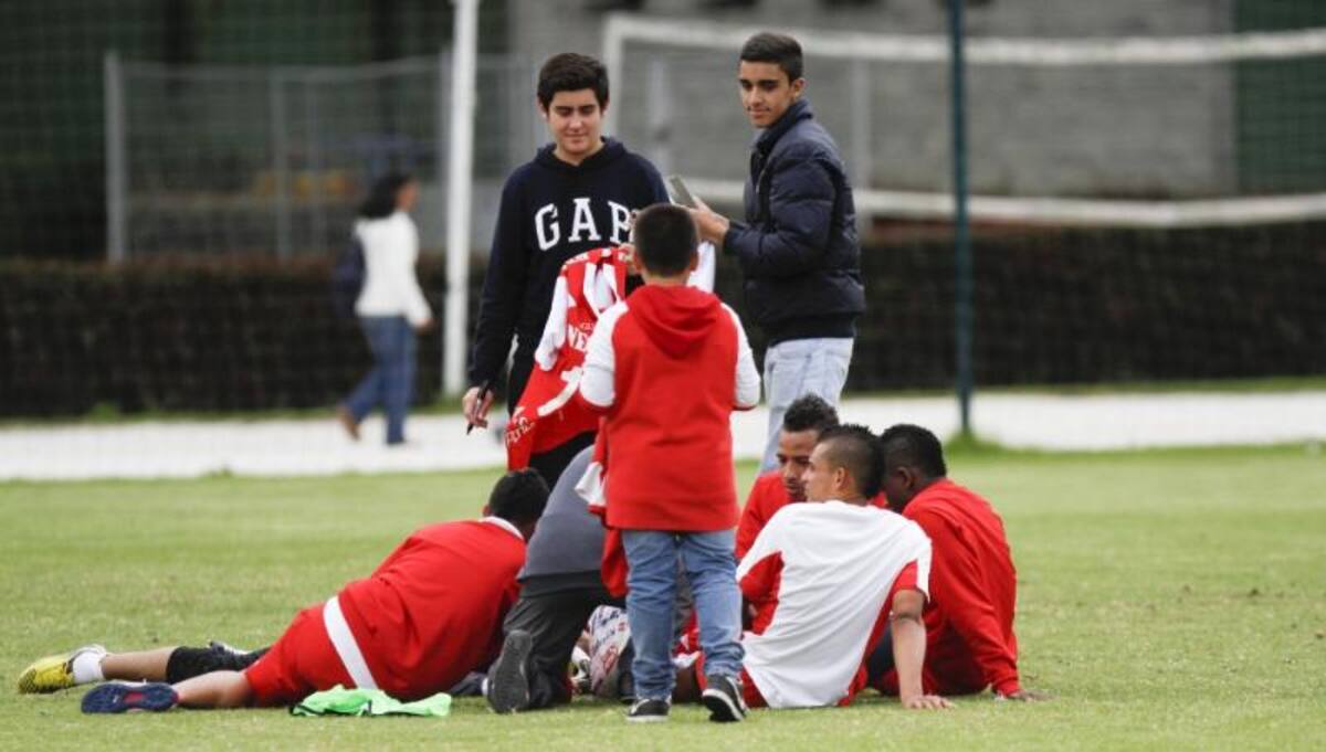 Los jugadores comparten con los aficionados que acompañan a su equipo.