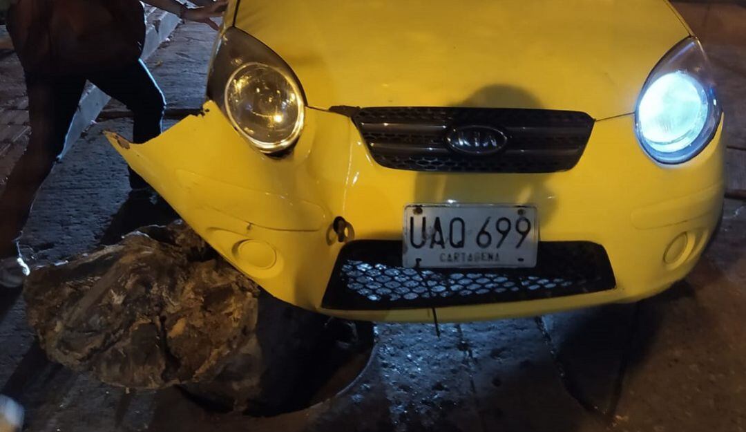 El más reciente hecho se presentó con un taxi que terminó con afectaciones en una de sus llantas y la defensa