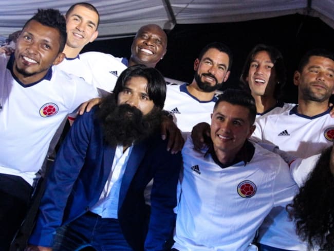 Futbolistas se divierten en show de tendencias de cortes de pelo y barbas
