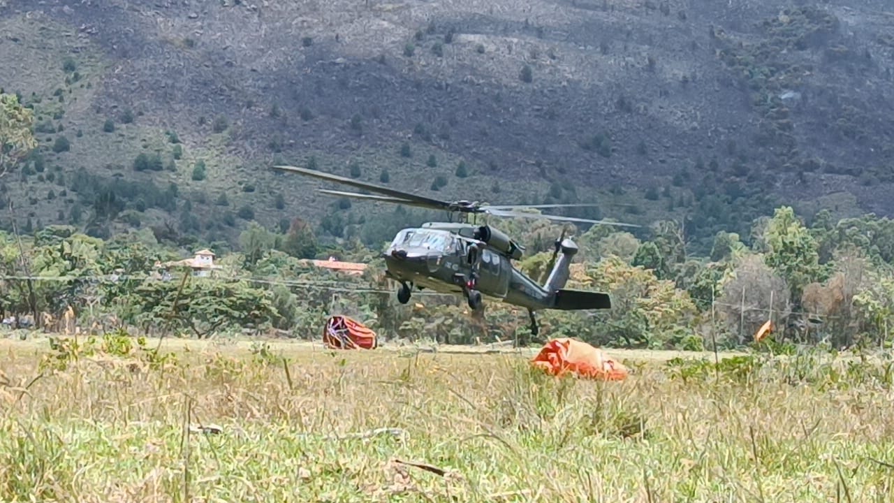 La Fuerza Aérea Colombia apoya las labores de mitigación del incendio forestal en Villa de Leyva con un helicóptero y personal / Foto: Caracol Radio.