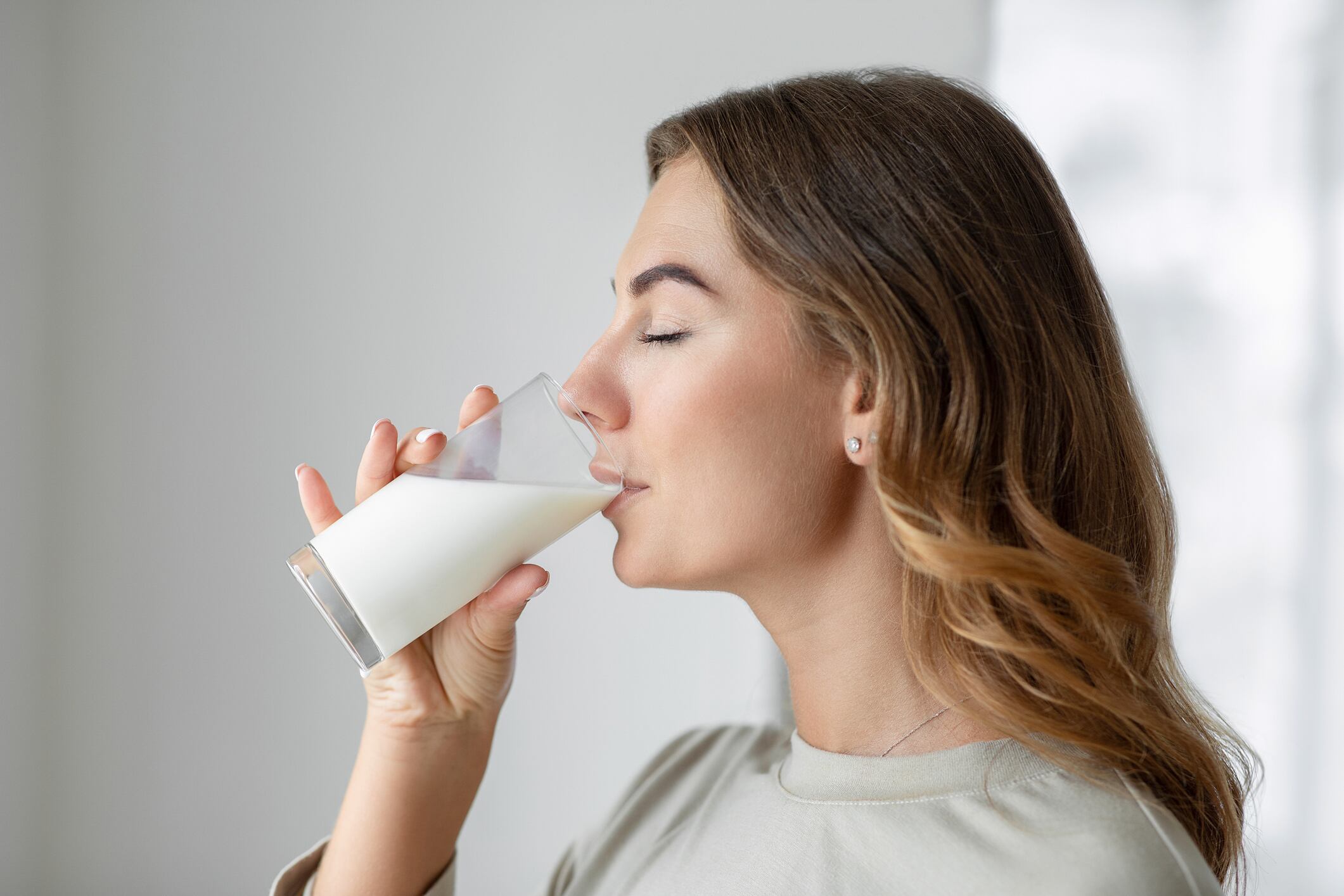 Imagen de referencia, mujer tomando leche // Getty Images