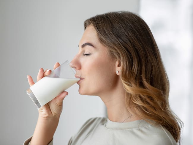 Imagen de referencia, mujer tomando leche // Getty Images