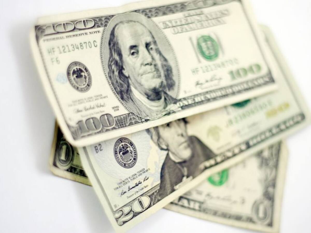 Dólar sube por bajos precios del petróleo y devaluación de la moneda China