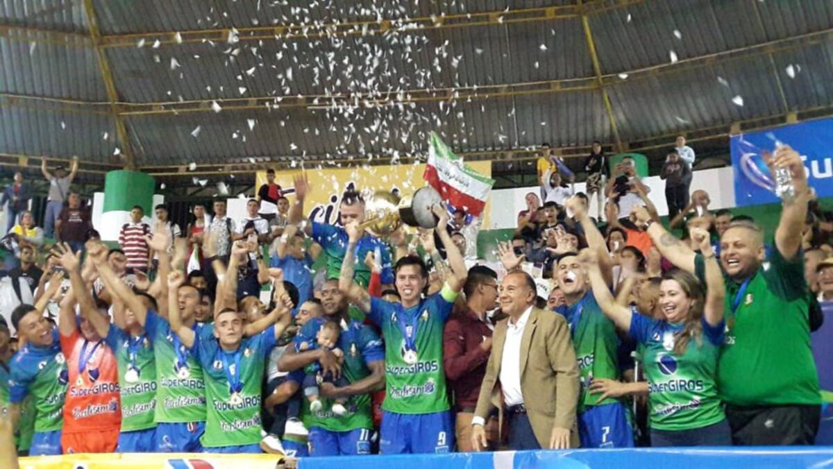 Caciques levantando la copa como campeones de la copa nacional de microfútbol