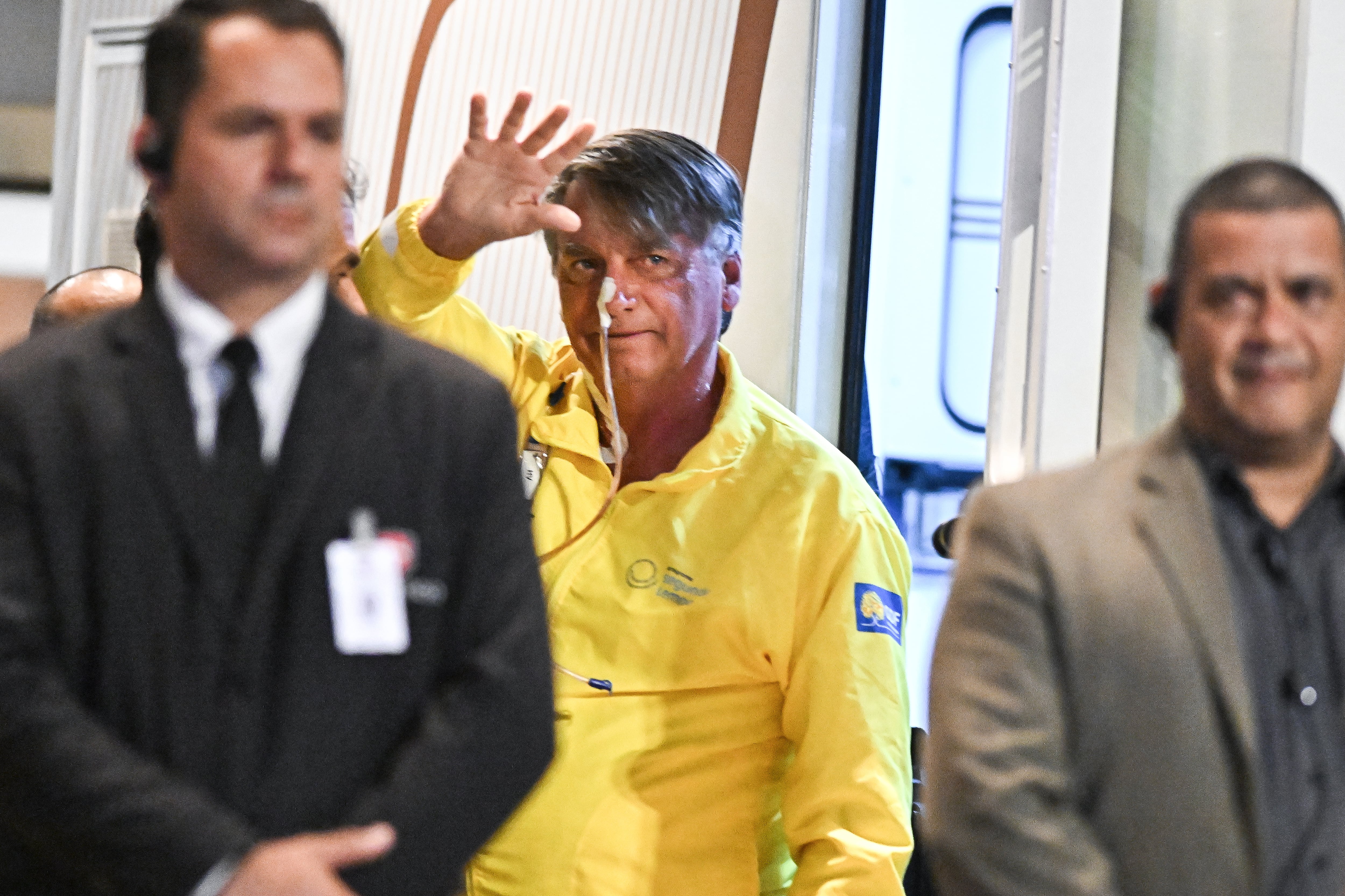 AME8817. BRASILIA (BRASIL), 12/04/2025.- El expresidente de Brasil Jair Bolsonaro llega al Hospital DF Star este sábado, en Brasilia (Brasil). Bolsonaro llegó durante la noche de este sábado al centro médico en Brasilia donde permanecerá internado con un diagnóstico de distensión abdominal y obstrucción parcial del intestino. EFE/ Andre Borges