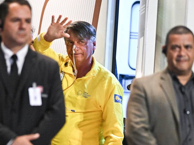 AME8817. BRASILIA (BRASIL), 12/04/2025.- El expresidente de Brasil Jair Bolsonaro llega al Hospital DF Star este sábado, en Brasilia (Brasil). Bolsonaro llegó durante la noche de este sábado al centro médico en Brasilia donde permanecerá internado con un diagnóstico de distensión abdominal y obstrucción parcial del intestino. EFE/ Andre Borges