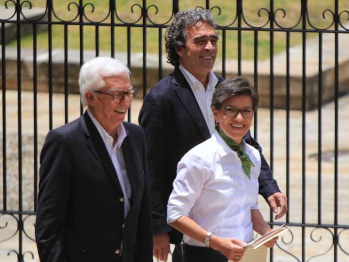 Habrá pantallas gigantes en la calle para el debate de Claudia López y Robledo