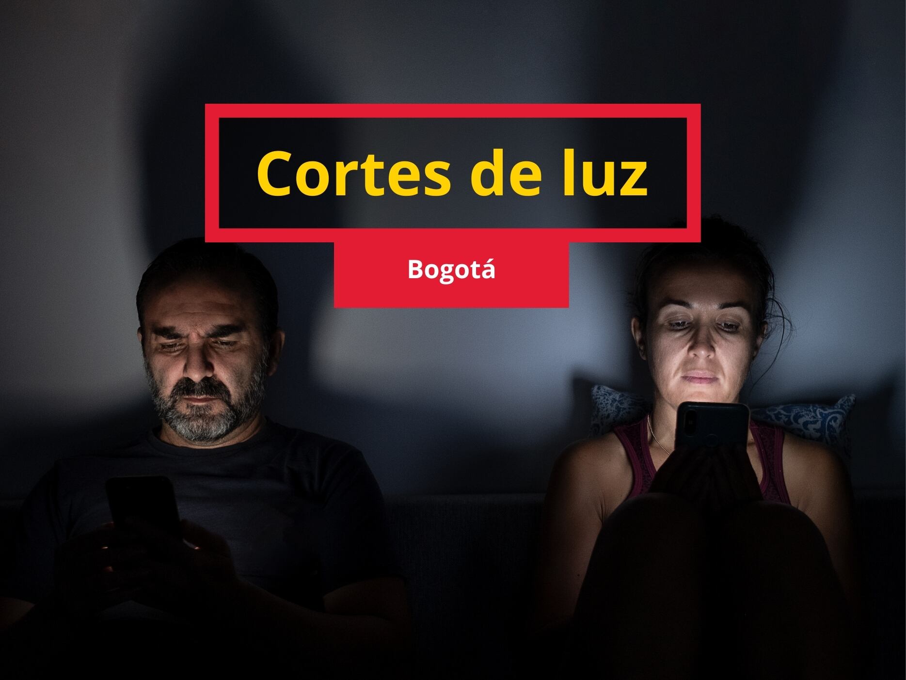 De fondo: Pareja revisando sus teléfonos celulares ante un corte de luz (Cortesía: Getty Images)