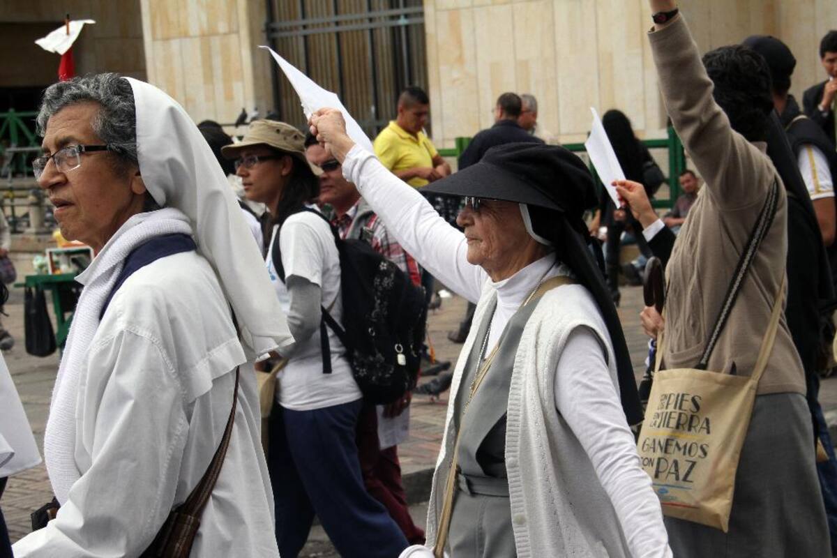 Concluyó en la Plaza de Bolívar la caminata que llevaba el lema "Con los pies en la tierra ganemos por la paz".