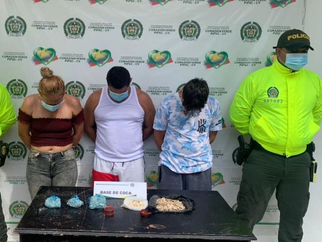 Tres presuntos jíbaros fueron capturados por la Policía con varias dosis de cocaína camufladas en un porta comidas