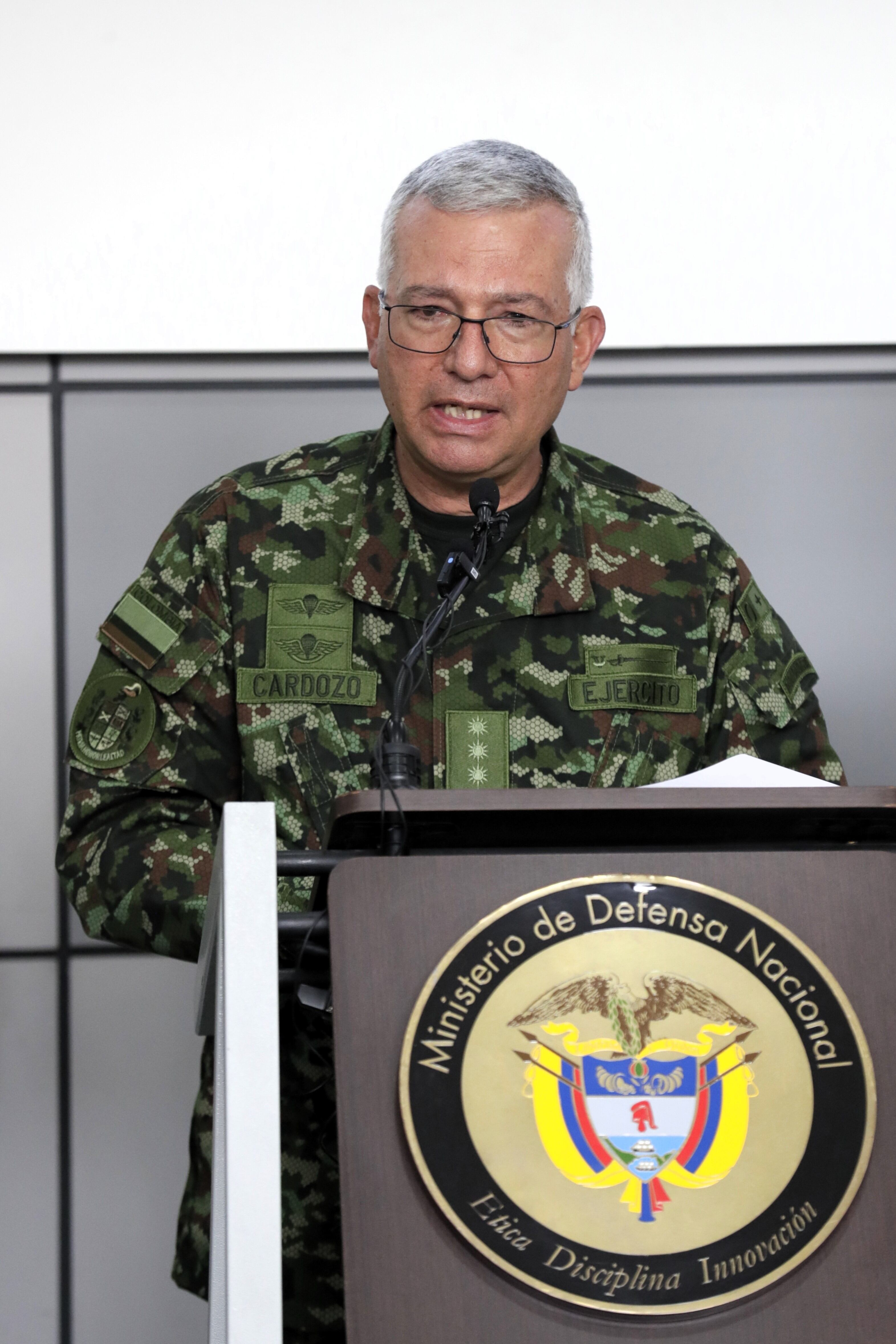 AME9532. BOGOTÁ (COLOMBIA), 14/04/2025.- El comandante del Ejército de Colombia, general Luis Emilio Cardozo, habla durante una rueda de prensa este lunes, en Bogotá (Colombia). Las autoridades colombianas han estrechado el cerco contra el jefe guerrillero del Estado Mayor Central (EMC), Néstor Gregorio Vera Fernández, alias 'Iván Mordisco', luego de que en una operación militar hallaran armamento y objetos personales del hombre más buscado del país, aunque no pueden confirmar su muerte. EFE/ Carlos Ortega