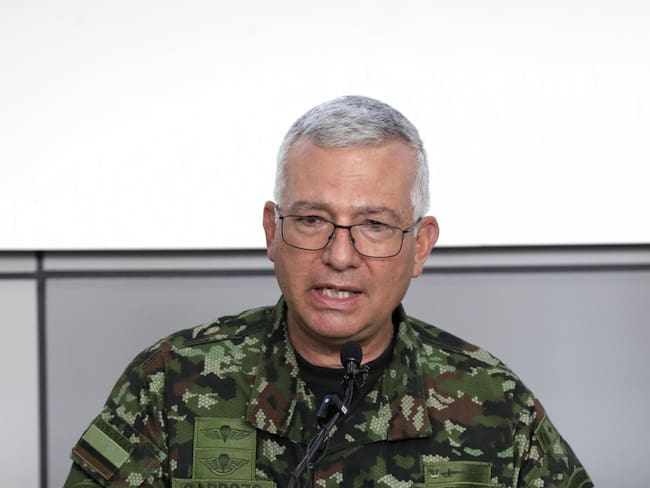 AME9532. BOGOTÁ (COLOMBIA), 14/04/2025.- El comandante del Ejército de Colombia, general Luis Emilio Cardozo, habla durante una rueda de prensa este lunes, en Bogotá (Colombia). Las autoridades colombianas han estrechado el cerco contra el jefe guerrillero del Estado Mayor Central (EMC), Néstor Gregorio Vera Fernández, alias 'Iván Mordisco', luego de que en una operación militar hallaran armamento y objetos personales del hombre más buscado del país, aunque no pueden confirmar su muerte. EFE/ Carlos Ortega