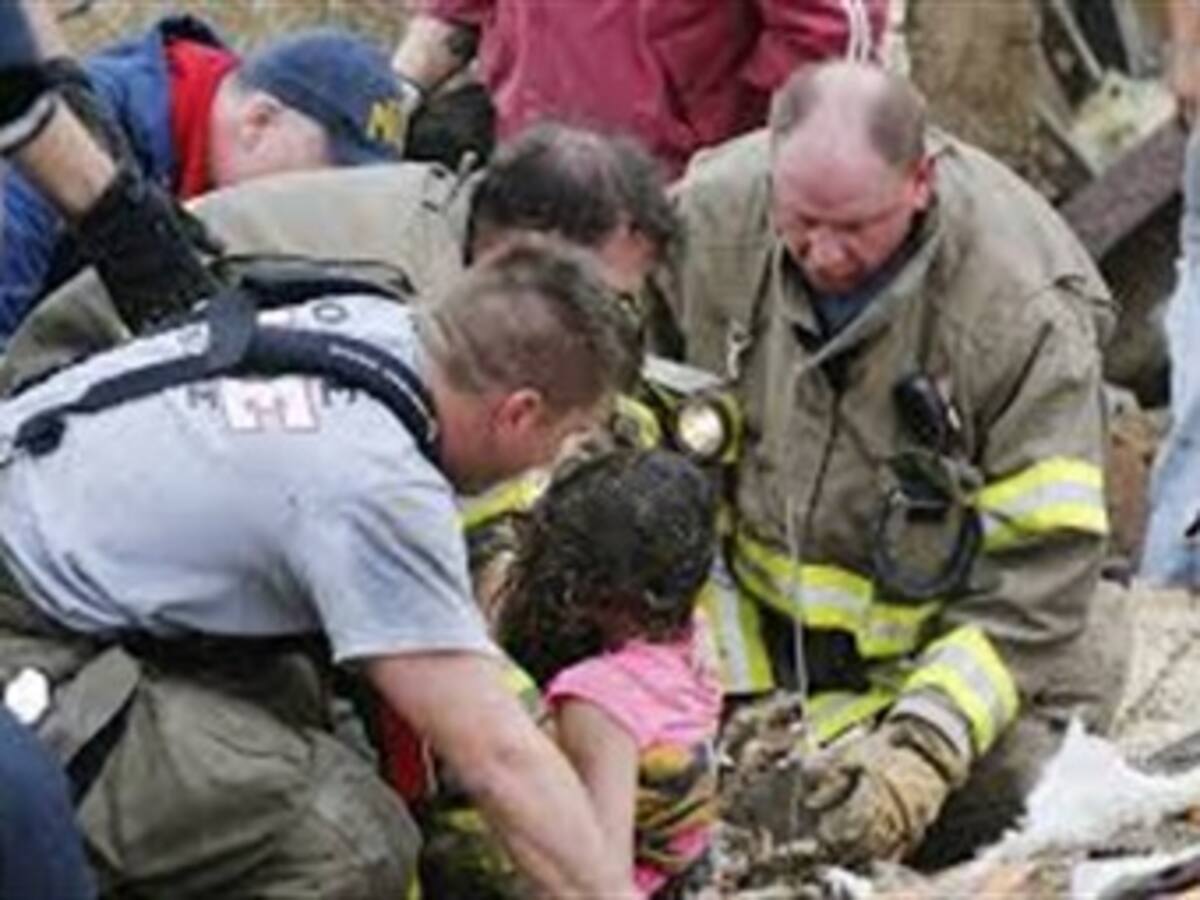 Mal clima dificulta el proceso de recuperación tras el tornado de Oklahoma