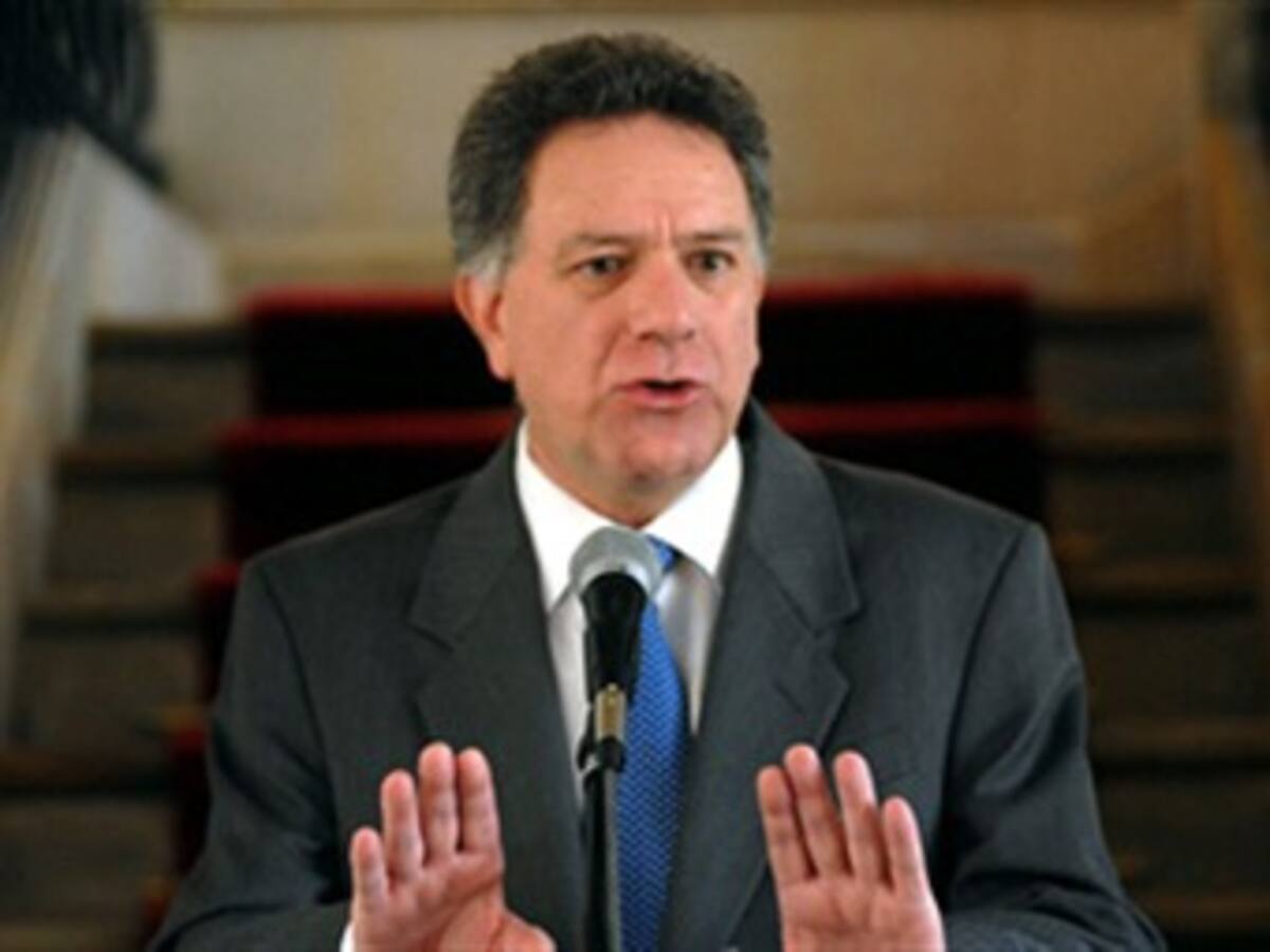 Luis Carlos Restrepo seguirá en el cargo de alto comisionado para la paz