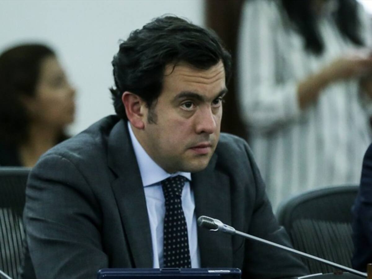 Es delirante que no haya comunicación con Venezuela en esta situación: Rodrigo Lara