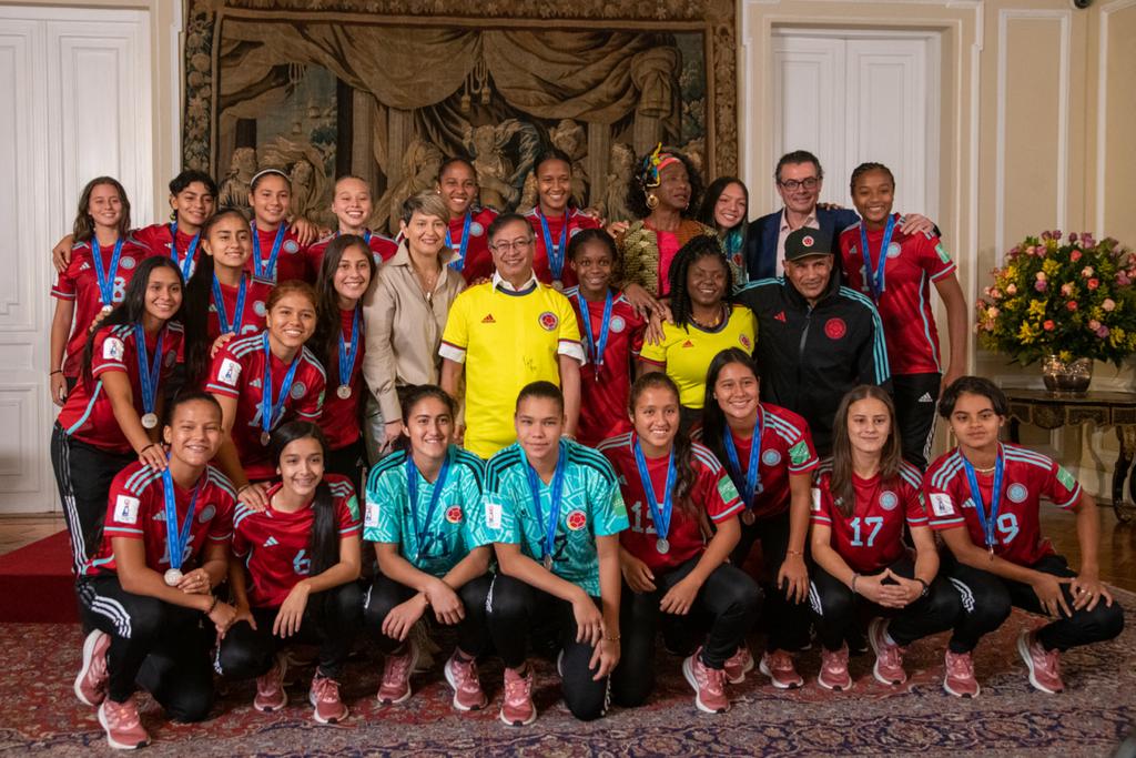 Presidente Petro entregó reconocimientos e incentivos económicos a la Selección Colombia femenina sub17 (Presidencia)