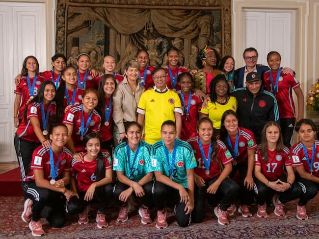 Presidente Petro entregó reconocimientos e incentivos económicos a la Selección Colombia femenina sub17 (Presidencia)