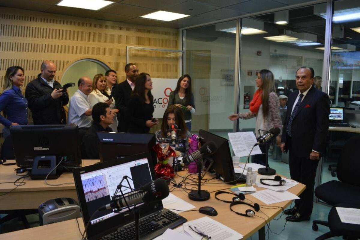 Tras dos décadas de estar inundando de humor a los colombianos, el admirado periodista se retira de La Luciérnaga, vea como desarrolla su último programa.