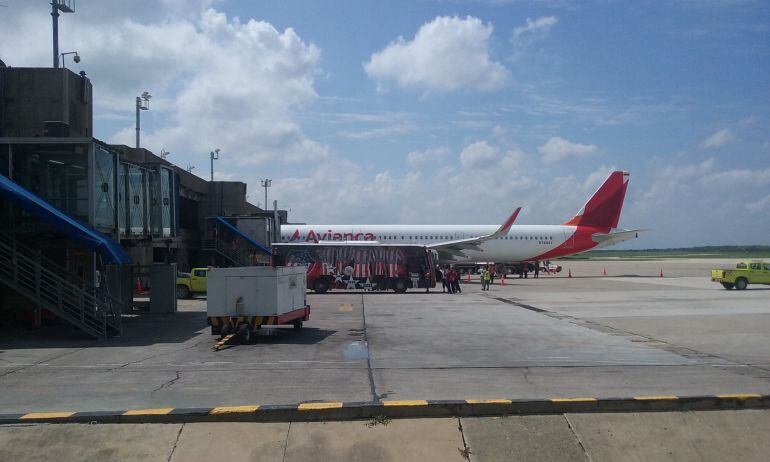 A la mujer se le practicó todo el protocolo de sanidad aeroportuaria para después ser trasladada a un centro asistencial de la ciudad en una ambulancia.