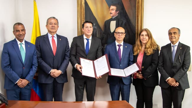 El presidente de la Corte Suprema de Justicia Iván Mauricio Lenis Gómez y el Registrador Nacional del Estado Civil Hernán Penagos renovaron el memorando de entendimiento entre las dos entidades para acceder a las bases de datos de la Registraduría. Foto: Corte Suprema.