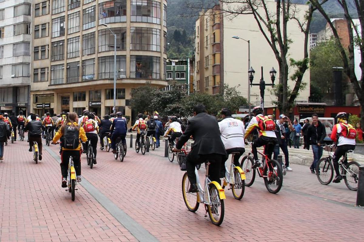 El alcalde de Bogotá, Gustavo Petro, dio inicio al servicio de préstamo gratuito de bicicletas en el marco de la peatonalización del Eje Ambiental.