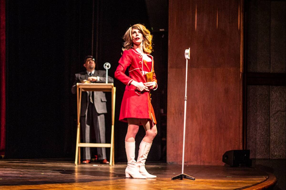 La actriz Ana Soler personifica a María Reyna, una estrella de las radionovelas.