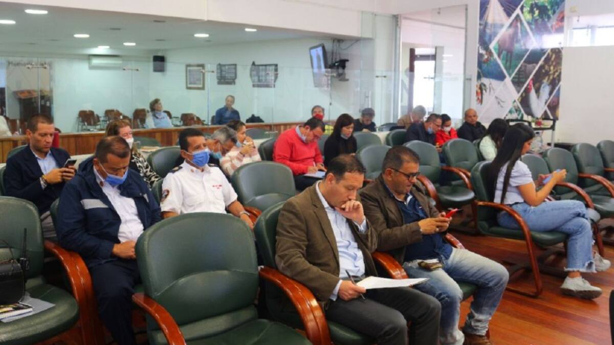 Concejal expuso que nuevos vehículos de bomberos están fuera de servicio