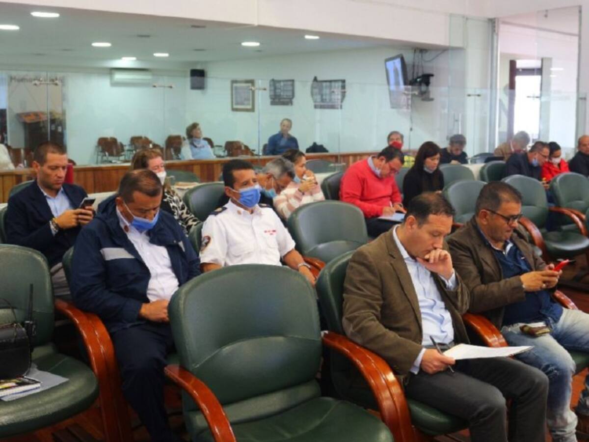 Concejal expuso que nuevos vehículos de bomberos están fuera de servicio