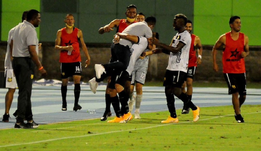 Los jugadores de Águilas Doradas festejan el primer gol del partido junto al cuerpo técnico.