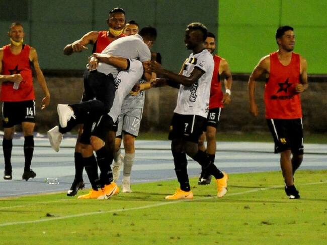 Los jugadores de Águilas Doradas festejan el primer gol del partido junto al cuerpo técnico.