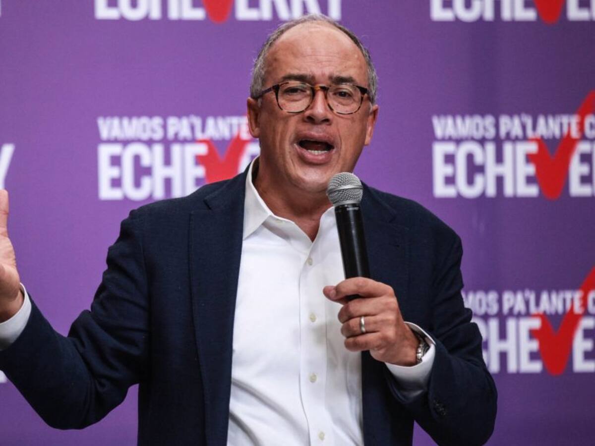 Juan Carlos Echeverry entrega 950 mil firmas para respaldar su candidatura